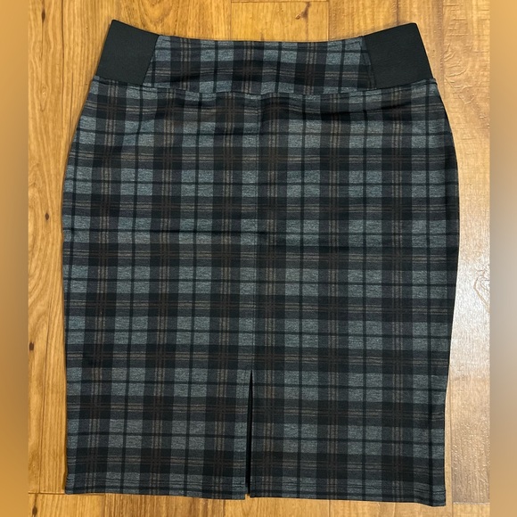 Soho Apparel Dresses & Skirts - NWOT Soho Apparel Plaid Pull On Pencil Skirt With Back Slit